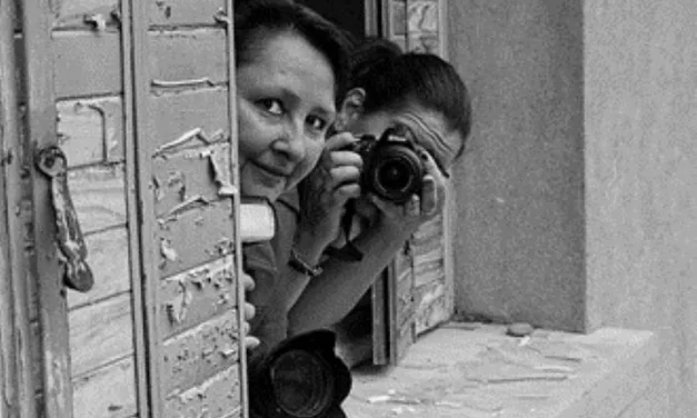 Jurnalis Lepas Paparazzi Yang Mengincar Foto Artis Terkenal