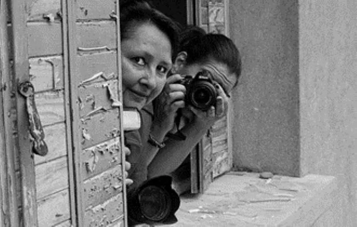 Jurnalis Lepas Paparazzi Yang Mengincar Foto Artis Terkenal