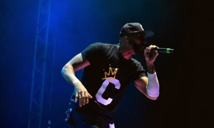 Seorang Musisi Rapper Yang Bernyanyi Dengan Cepat