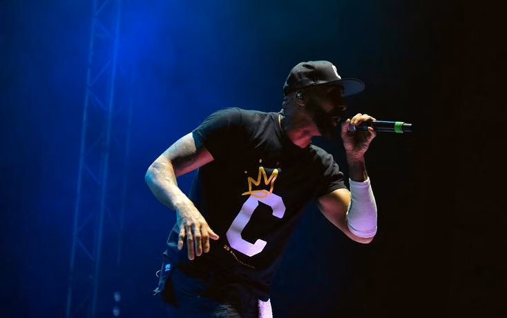 Seorang Musisi Rapper Yang Bernyanyi Dengan Cepat