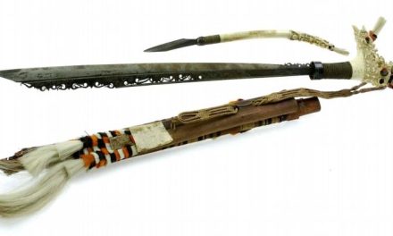 Benda Khas Kalimantan Yaitu Berupa Senjata Mandau