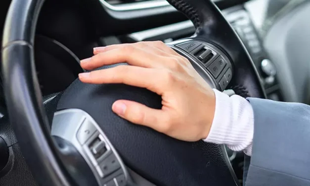 Bunyi Klakson Dari Sebuah Kendaraan Di Jalanan