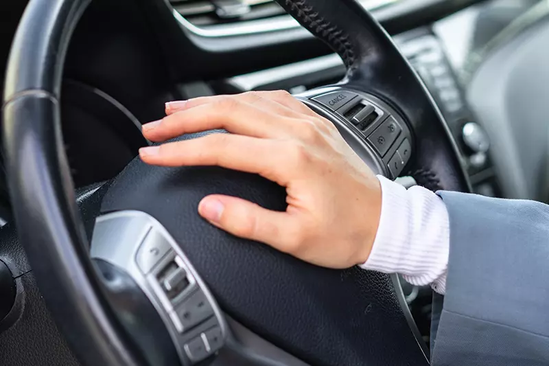 Bunyi Klakson Dari Sebuah Kendaraan Di Jalanan