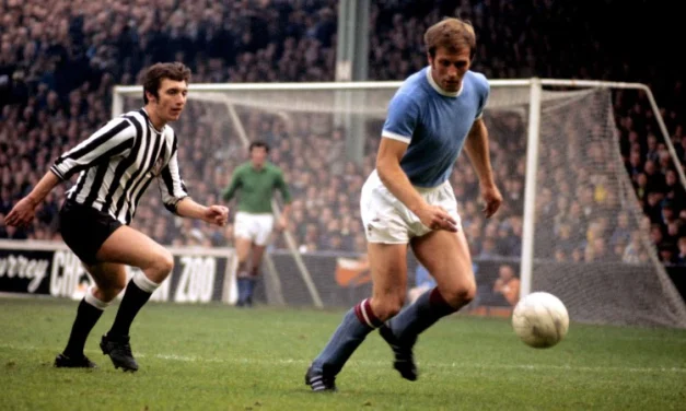 Pesepakbola Inggris Alan Oakes Yang Profesional