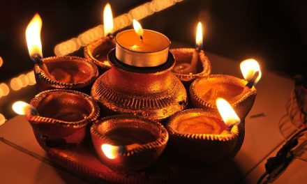 Pembakaran Benda Lilin Untuk Pencahayaan Ruangan