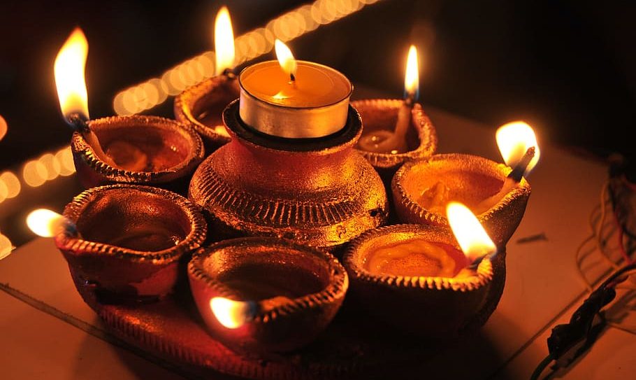 Pembakaran Benda Lilin Untuk Pencahayaan Ruangan
