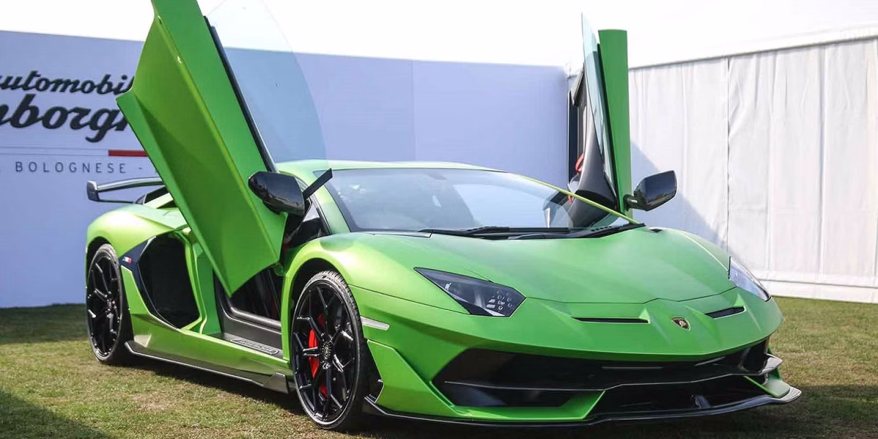 Akselerasi Kendaraan Mewah Sebuah Mobil Lamborghini