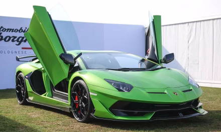 Akselerasi Kendaraan Mewah Sebuah Mobil Lamborghini