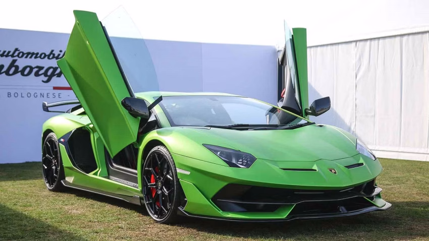 Akselerasi Kendaraan Mewah Sebuah Mobil Lamborghini
