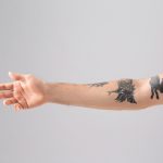 Menggambar Seni Tato Pada Anggota Tubuh