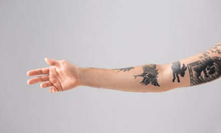 Menggambar Seni Tato Pada Anggota Tubuh