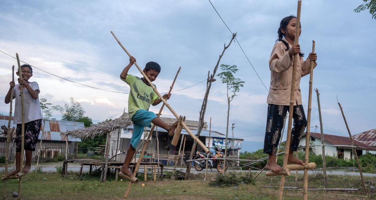 Tradisional Indonesia Egrang Permainan Unik Namun Susah