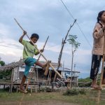 Tradisional Indonesia Egrang Permainan Unik Namun Susah
