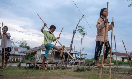Tradisional Indonesia Egrang Permainan Unik Namun Susah
