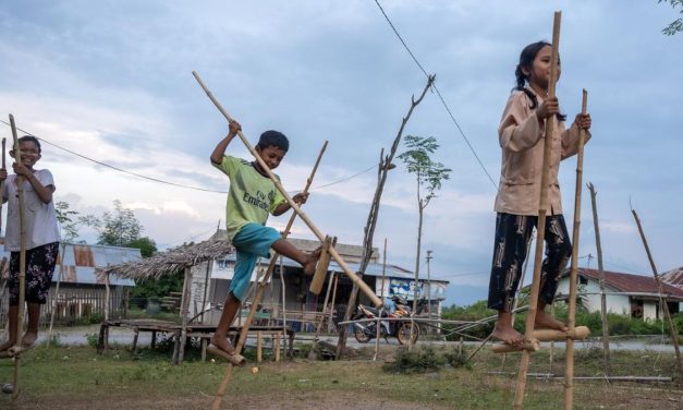 Tradisional Indonesia Egrang Permainan Unik Namun Susah