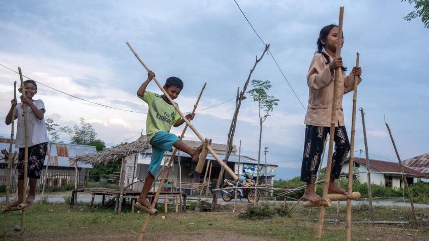 Tradisional Indonesia Egrang Permainan Unik Namun Susah