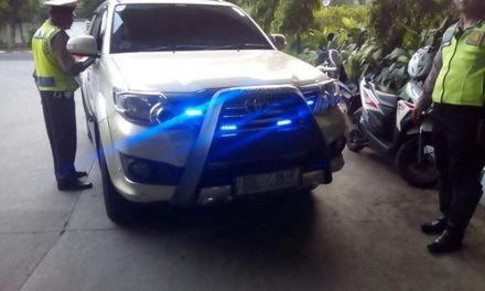 Lampu Kedap Kedip Strobo Pada Beberapa Kendaraan