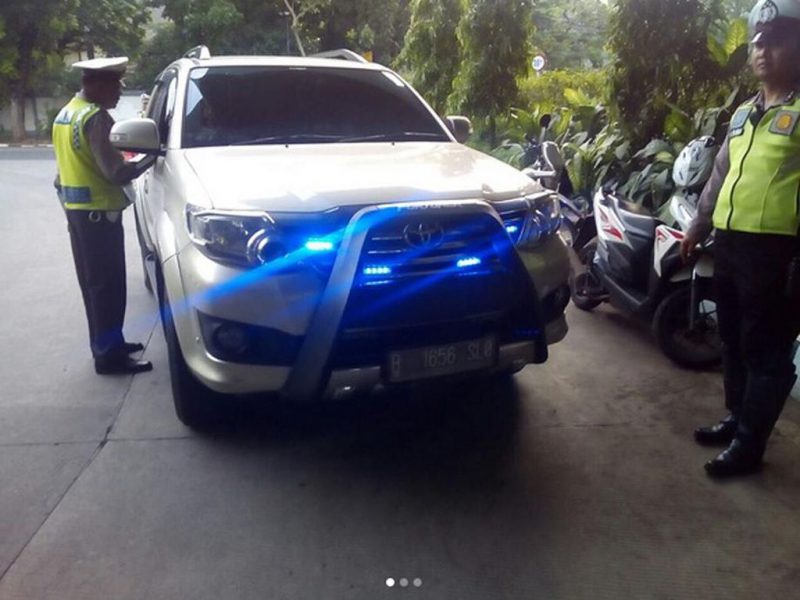 Lampu Kedap Kedip Strobo Pada Beberapa Kendaraan