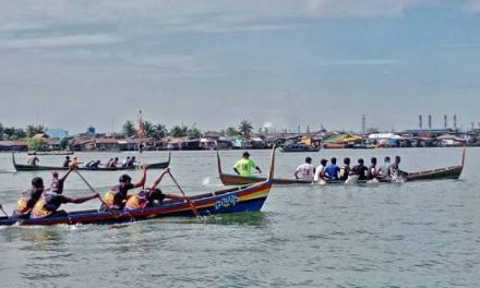 Transportasi Tradisional Sampan Sebagai Perahu Kecil