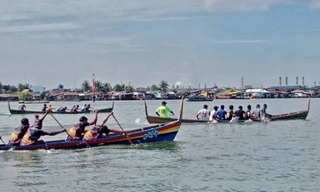 Transportasi Tradisional Sampan Sebagai Perahu Kecil