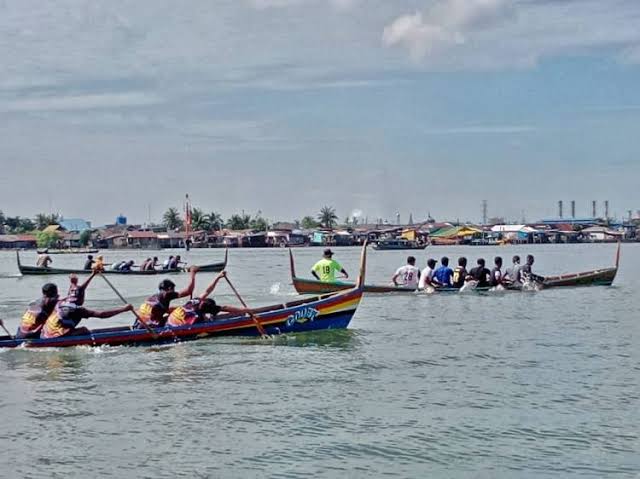 Transportasi Tradisional Sampan Sebagai Perahu Kecil