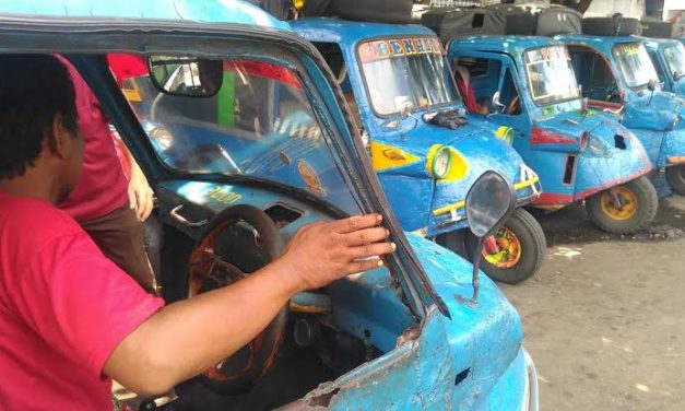 Sebuah Angkutan Umum Bemo Atau Becak Motor