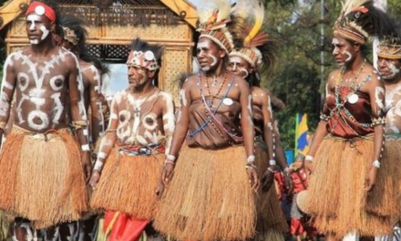 Pakaian Adat Koteka Dari Budaya Asli Papua