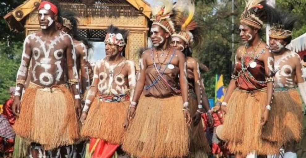 Pakaian Adat Koteka Dari Budaya Asli Papua