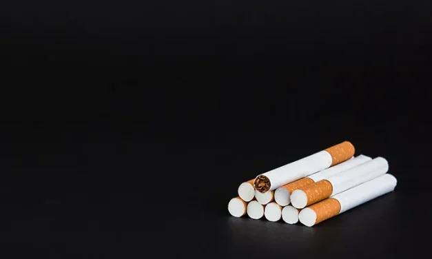 Gulungan Tembakau Rokok Yang Di Bakar