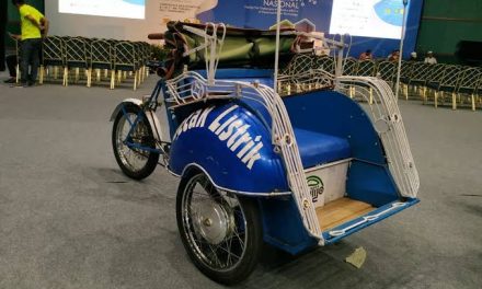 Kendaraan Transportasi Becak Dengan Banyak Fungsi