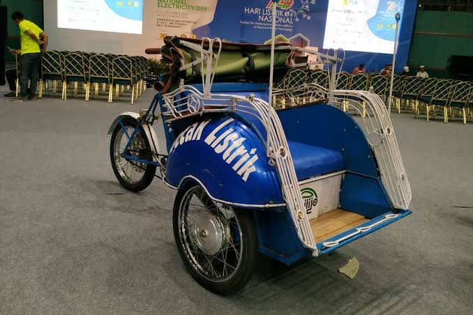 Kendaraan Transportasi Becak Dengan Banyak Fungsi