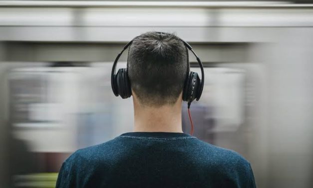 Perangkat Audio Headset Terutama Mendengar Lagu