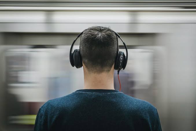 Perangkat Audio Headset Terutama Mendengar Lagu