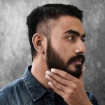 Sebuah Rambut Kumis Di Bawah Hidung