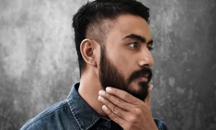 Sebuah Rambut Kumis Di Bawah Hidung