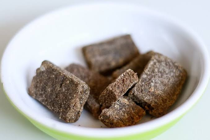 Sebuah Bahan Masakan Terasi Dengan Berbagai Olahan